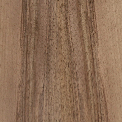 Detailaufnahme eines hochwertigen Echtholzfurniers aus amerikanischem Nussbaumholz mit natürlicher Maserung und warmem Braunton, zugeschnitten auf dünne 0,81 mm starke Furnierplatten – ideal für Möbeldesign, Innenausbau, Wandverkleidungen und kreative Holzprojekte. Das Furnier zeigt eine gleichmäßige Struktur, feine Linien und die typische elegante Ausstrahlung von Walnussholz, perfekt für stilvolle Veredelungen und DIY-Anwendungen mit edler Holzoptik.