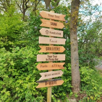 Eichen Wegweiser-Schild mit personalisierbarer Gravur – rustikal & hochwertig Dieses Wegweiser-Schild aus massivem Eichenholz vereint natürliche Schönheit mit individueller Gestaltung. Dank der personalisierten Gravur kann es mit Wunschtext, Namen oder Symbolen versehen werden – ideal für Hofeinfahrten, Gärten, Wanderwege oder Veranstaltungen. Die robuste und wetterfeste Eiche sorgt für Langlebigkeit, während die einzigartige Holzmaserung jedes Schild zu einem Unikat macht. 🔹 Massives Eichenholz – stabil & wetterfest 🔹 Individuelle Gravur – Wunschtext & Symbole möglich 🔹 Rustikale Optik – ideal für Hof, Garten & Events Jetzt personalisiertes Wegweiser-Schild gestalten! ✅
