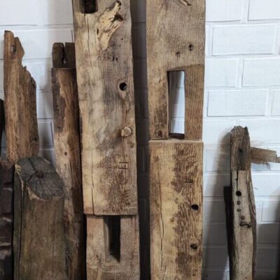 Eichenbalken Deko DIY, Eiche Mittelpfette Kantholz, Pfette Eichenholz, Kopfband Eiche Alt, Abbinder Eiche, Kantholz Eiche, Eiche geräuchert Kantholz, Eichenständer Alt, Lampenbalken, Alter Balken Lampe, Eichenbalken mit Verbindung, Balken aus alter Eiche, Altholzbalken, Alter Holzbalken aus Eiche, Alter Eichenbalken