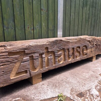 Rustikale "Zuhause" Altholz Gartenbank Bank aus Eichenholz Eiche rustikal und regional Mit Gravur personalisierbar Alter Holzbalken Holzständer Eichenbalken Kantholz Eiche Alteiche Wildeiche