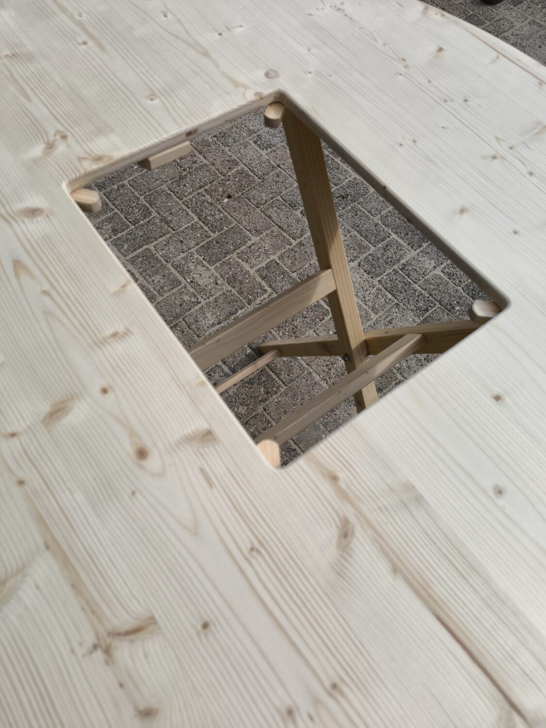 Klappbarer Stehtisch aus Kiefernholz – mit Getränkehalter & Gravur! – Bild 6
