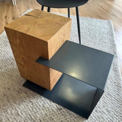 Eichenholz Möbel modern, Designer Beistelltisch Eiche, Beistelltisch handgefertigt, rustikales Wohnaccessoire, Massivholztisch Eiche, Wohnzimmer Beistelltisch Holz, Möbel aus Eichenbalken, Holzblock Tisch modern, Beistelltisch Industrial Design, Tisch mit Metallablage, Naturholz Tisch Eiche, nachhaltige Holzmöbel, edler Beistelltisch rustikal, Beistelltisch skandinavisch modern, kleiner Couchtisch Eiche