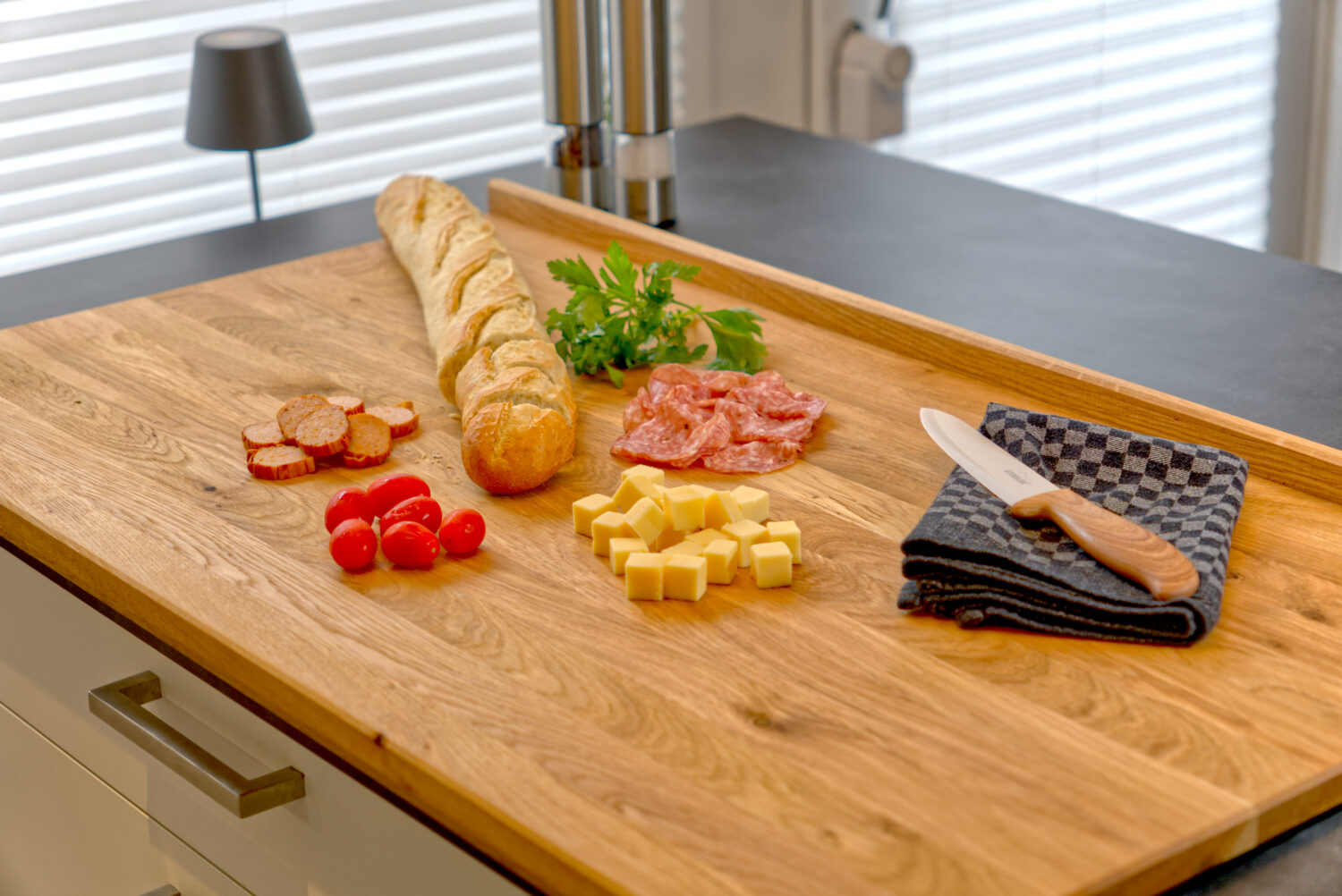 Backbrett Torin, Backbrett Holz kaufen, nachhaltiges Backbrett, Backbrett aus Eiche, Küchenbrett Backbrett, Brot backen Holzbrett, Schneidebrett Backbrett, Backbrett online kaufen, handgemachtes Backbrett, Backbrett regionales Holz, Backbrett nachhaltig, Holzbackbrett Deutschland, Backbrett mit Gravur, Küchenaccessoires Holz, nachhaltige Küchenprodukte, Holzprodukte aus Deutschland, Holzdeko Küche, Holzhandwerk Backbrett, Backbrett Massivholz, Küchenbrett nachhaltig, Backbrett Geschenkidee, Backbrett Upcycling, Backbrett Design, Medienagentur Wunschgenau, cravt.phnx.dev Zusammenarbeit Wunschgenau, Produktfotos Wunschgenau, neue Produktfotos Backbrett, Holzprodukte Shop Deutschland, Backbrett handgemacht, Backbrett Torin kaufen