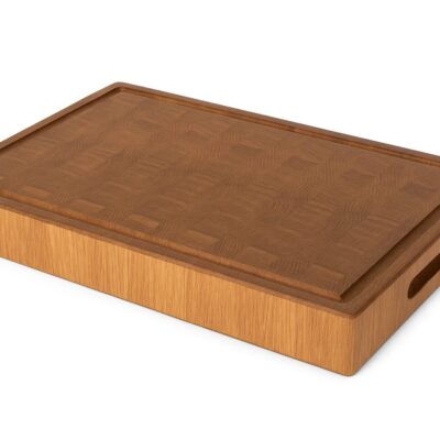 Stirnholzbrett, Schneidebrett Eiche, Holzbrett Eiche, BBQ Brett, Grillbrett Holz, Schneidebrett mit Saftrille, Schneidebrett mit Griffmulden, Schneidebrett massiv, Schneidebrett personalisiert, Schneidebrett Geschenk, Stirnholz Schneidebrett, Schneidebrett Weihnachten, Küchenbrett Holz, Eichenholzbrett, Schneidebrett Handarbeit, Cravt Brett, Schneidebrett rustikal, Schneidebrett langlebig, Schneidebrett regional