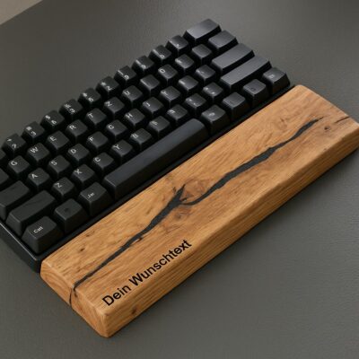 Keyboard Arm Rest, Handballenauflage Holz, Keyboard Rest Eiche, Gaming Handauflage, Holz Armablage Tastatur, Epoxid Eichenholz, Handmade Keyboard Rest, Rustikale Arm Rest, Tastatur Auflage Holz, Gaming Zubehör Eiche, Ergonomische Handballenauflage, Eiche Epoxid Design, Handarbeit Keyboard Zubehör, Holz Gaming Setup, Eichenholz Handauflage, Nachhaltiges Gaming Zubehör, Schreibtisch Accessoire Holz, Holz Keyboard Accessory, Holz Handauflage Handmade, Tastatur Zubehör Naturholz