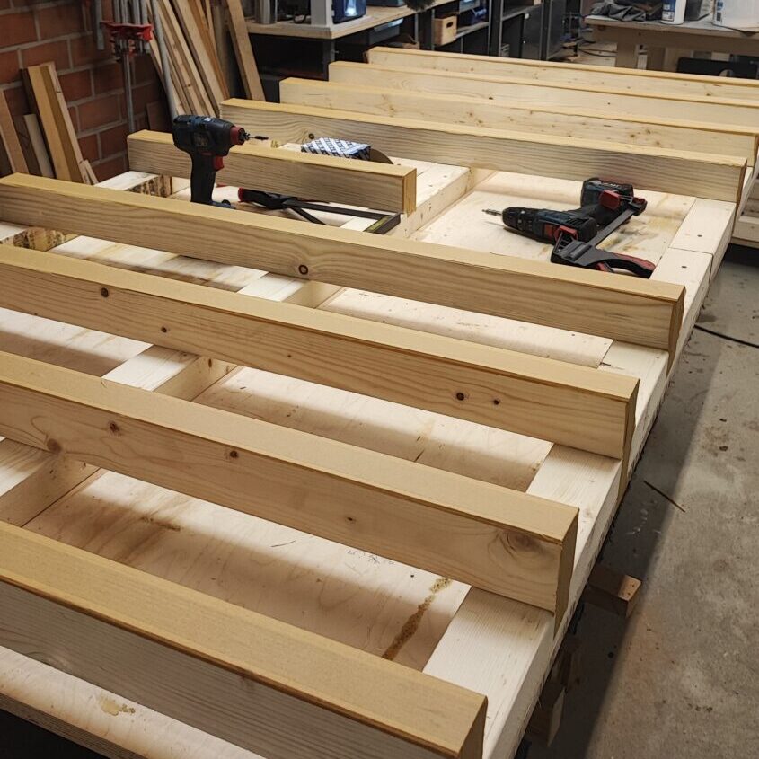 Verleimtisch selber bauen, Verleimtisch Bauanleitung, Verleimtisch Holz, Verleimtisch Werkstatt, Verleimtisch Multiplex, Verleimtisch KVH, Verleimtisch für Tischplatten, Holz verleimen Tisch, Werkbank zum Verleimen, Leimtisch bauen, Holzplatten verleimen, Massivholz verleimen, Stirnholz verleimen, Holzwerkstatt DIY, Werkstattmöbel selber bauen, Holzwerker Verleimtisch, professionelle Verleimhilfe, Verleimvorrichtung Holz, Tischler Verleimtisch, Schreiner Verleimtisch