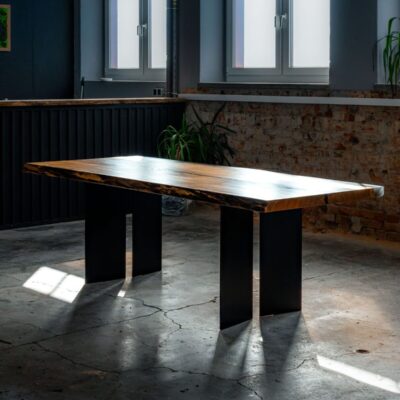 Esstisch Eiche, Konferenztisch Eiche, Esstisch Industrial, Konferenztisch Industrial, Esstisch Epoxidharz, Epoxidharz Tisch Eiche, Esstisch Stahlgestell, Konferenztisch Stahlwangen, Massivholz Esstisch, Design Esstisch Eiche, Esstisch Loft Stil, Konferenztisch modern, Eichenholz Tisch massiv, Esstisch handgemacht, Konferenztisch Unikat, Industrial Tisch Eiche Stahl, Epoxy Tisch schwarz, Esstisch Architektur Design, Besprechungstisch Design, Massiver Konferenztisch