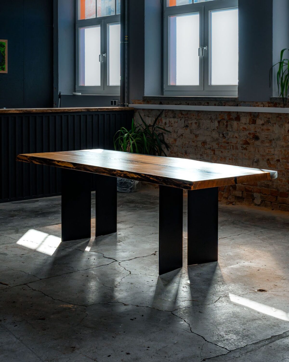 Esstisch Eiche, Konferenztisch Eiche, Esstisch Industrial, Konferenztisch Industrial, Esstisch Epoxidharz, Epoxidharz Tisch Eiche, Esstisch Stahlgestell, Konferenztisch Stahlwangen, Massivholz Esstisch, Design Esstisch Eiche, Esstisch Loft Stil, Konferenztisch modern, Eichenholz Tisch massiv, Esstisch handgemacht, Konferenztisch Unikat, Industrial Tisch Eiche Stahl, Epoxy Tisch schwarz, Esstisch Architektur Design, Besprechungstisch Design, Massiver Konferenztisch