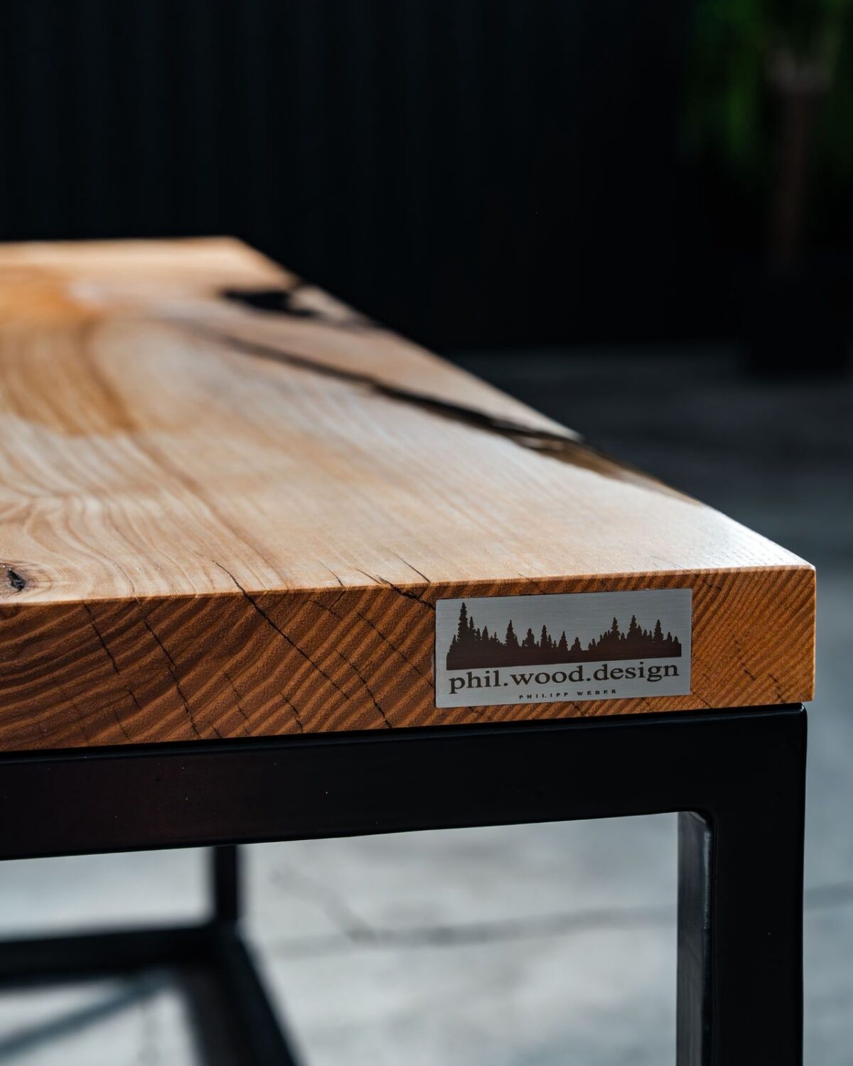 Couchtisch Esche, Couchtisch Industrial, Couchtisch Epoxidharz, Esche Couchtisch modern, Couchtisch Stahlgestell, Epoxidharz Tisch schwarz, Couchtisch Industrial Design, Massivholz Couchtisch Esche, Couchtisch handgemacht, Design Couchtisch Esche, Couchtisch Loft Stil, Couchtisch modern minimalistisch, Esstisch Epoxy Esche, Wohnzimmertisch Industrial, Couchtisch Unikat, Couchtisch Holz Stahl, Epoxy Tisch Esche, Couchtisch Designmöbel, Couchtisch PHIL WOOD DESIGN