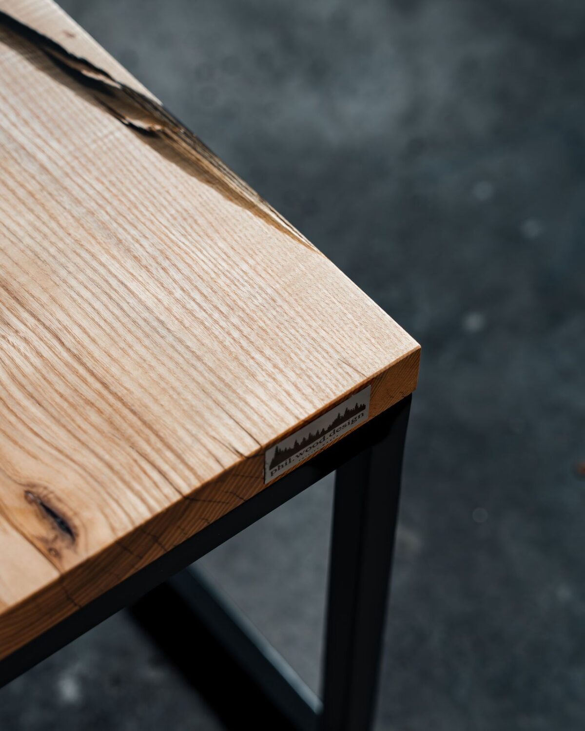 Couchtisch Esche, Couchtisch Industrial, Couchtisch Epoxidharz, Esche Couchtisch modern, Couchtisch Stahlgestell, Epoxidharz Tisch schwarz, Couchtisch Industrial Design, Massivholz Couchtisch Esche, Couchtisch handgemacht, Design Couchtisch Esche, Couchtisch Loft Stil, Couchtisch modern minimalistisch, Esstisch Epoxy Esche, Wohnzimmertisch Industrial, Couchtisch Unikat, Couchtisch Holz Stahl, Epoxy Tisch Esche, Couchtisch Designmöbel, Couchtisch PHIL WOOD DESIGN