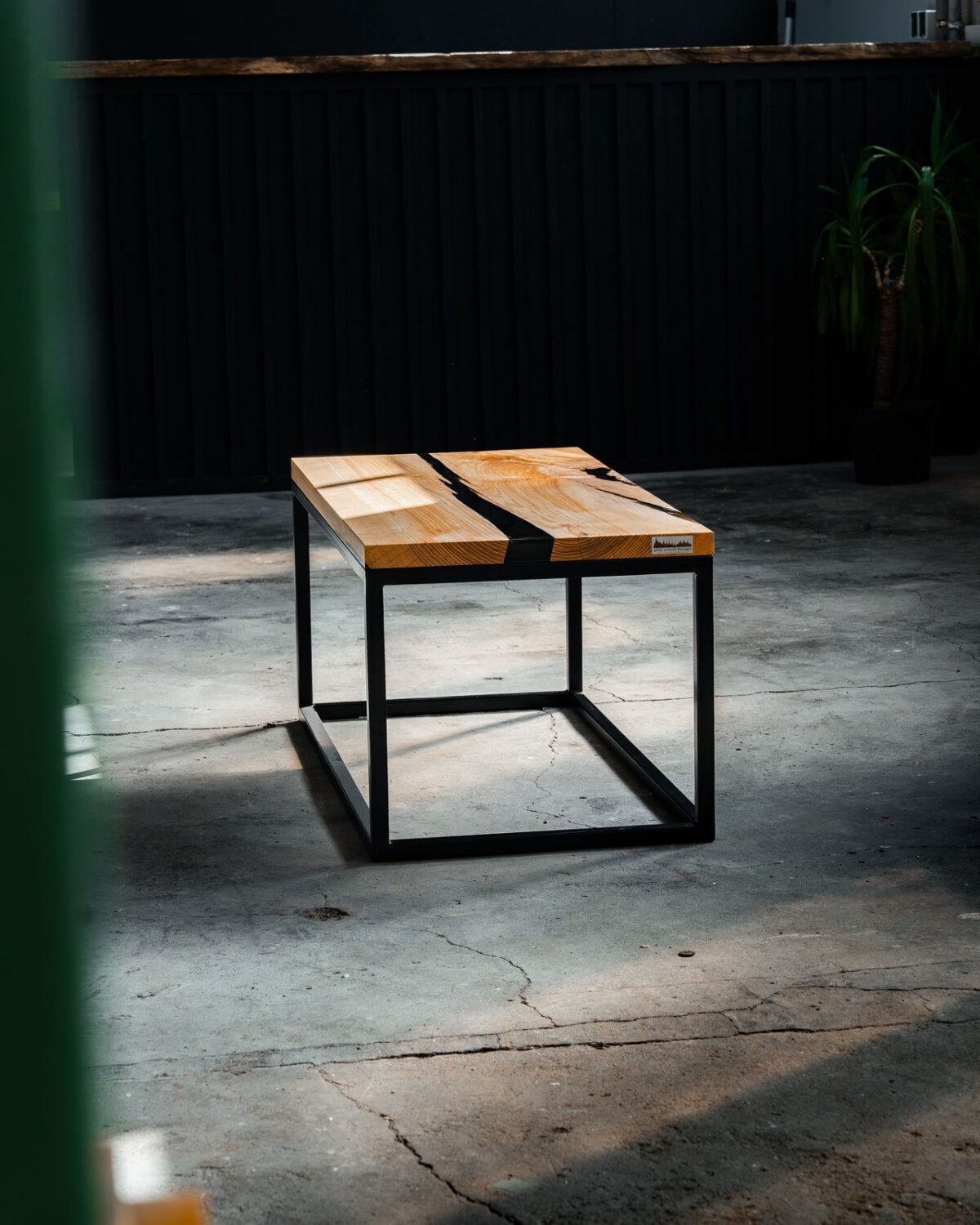 Couchtisch Esche, Couchtisch Industrial, Couchtisch Epoxidharz, Esche Couchtisch modern, Couchtisch Stahlgestell, Epoxidharz Tisch schwarz, Couchtisch Industrial Design, Massivholz Couchtisch Esche, Couchtisch handgemacht, Design Couchtisch Esche, Couchtisch Loft Stil, Couchtisch modern minimalistisch, Esstisch Epoxy Esche, Wohnzimmertisch Industrial, Couchtisch Unikat, Couchtisch Holz Stahl, Epoxy Tisch Esche, Couchtisch Designmöbel, Couchtisch PHIL WOOD DESIGN