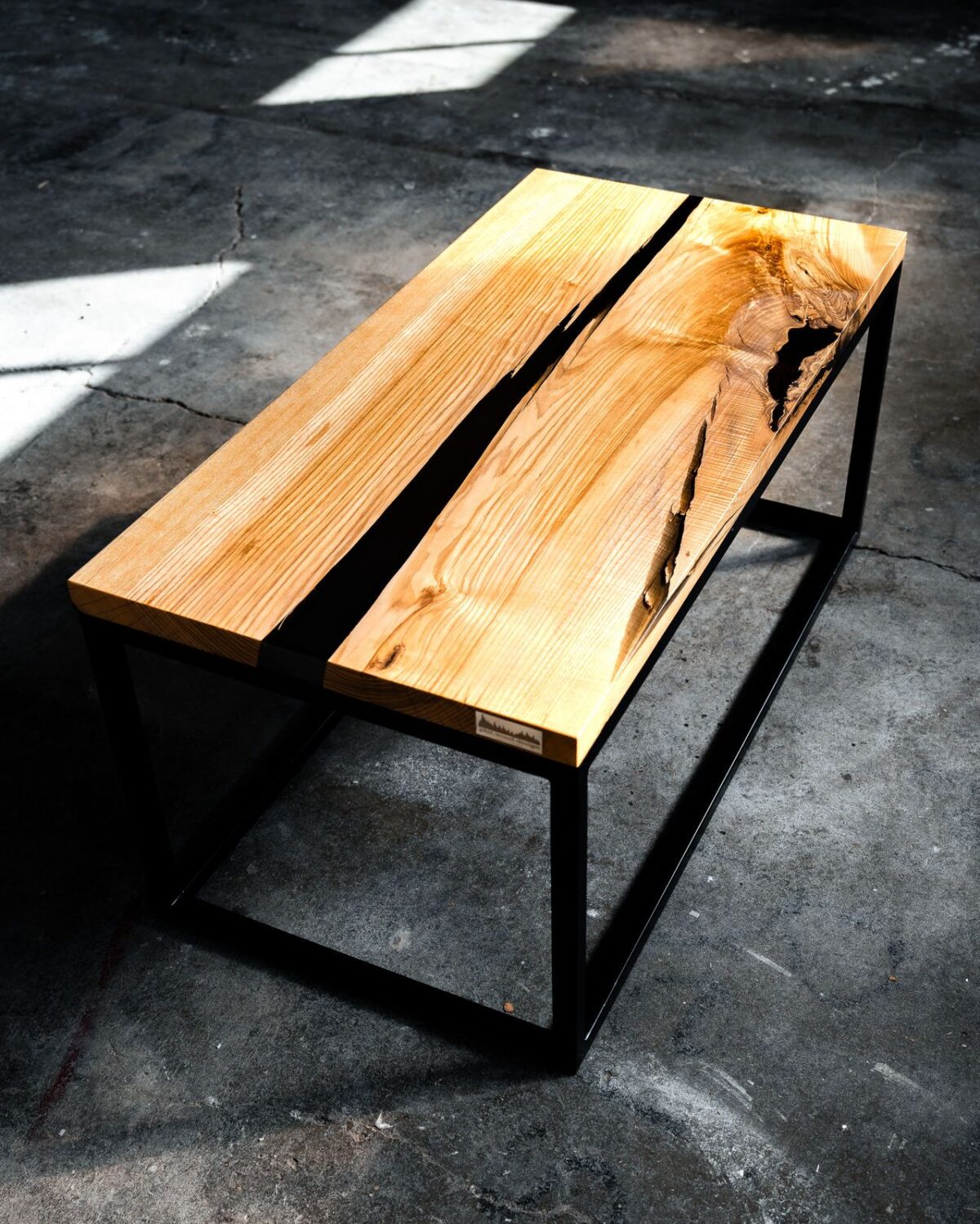 Couchtisch Esche, Couchtisch Industrial, Couchtisch Epoxidharz, Esche Couchtisch modern, Couchtisch Stahlgestell, Epoxidharz Tisch schwarz, Couchtisch Industrial Design, Massivholz Couchtisch Esche, Couchtisch handgemacht, Design Couchtisch Esche, Couchtisch Loft Stil, Couchtisch modern minimalistisch, Esstisch Epoxy Esche, Wohnzimmertisch Industrial, Couchtisch Unikat, Couchtisch Holz Stahl, Epoxy Tisch Esche, Couchtisch Designmöbel, Couchtisch PHIL WOOD DESIGN