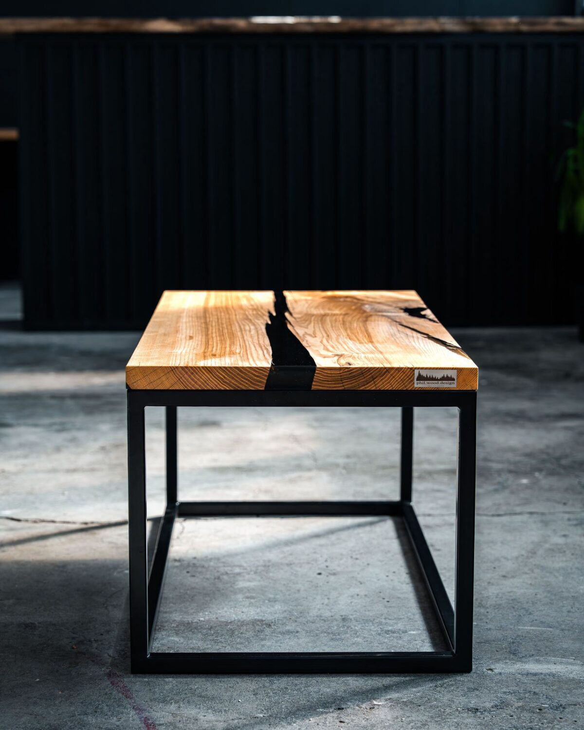 Couchtisch Esche, Couchtisch Industrial, Couchtisch Epoxidharz, Esche Couchtisch modern, Couchtisch Stahlgestell, Epoxidharz Tisch schwarz, Couchtisch Industrial Design, Massivholz Couchtisch Esche, Couchtisch handgemacht, Design Couchtisch Esche, Couchtisch Loft Stil, Couchtisch modern minimalistisch, Esstisch Epoxy Esche, Wohnzimmertisch Industrial, Couchtisch Unikat, Couchtisch Holz Stahl, Epoxy Tisch Esche, Couchtisch Designmöbel, Couchtisch PHIL WOOD DESIGN