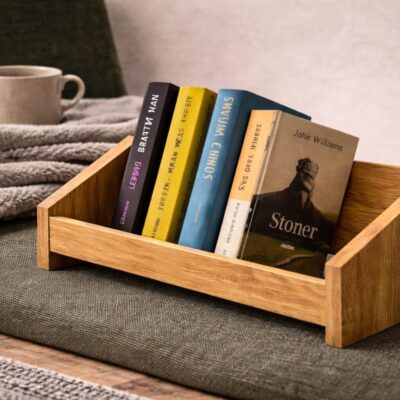Bücherregal Eiche, Buchhalter Eiche, Bücherregal aus Eichenholz, schräges Bücherregal, schräger Buchhalter, Bücherablage Holz, Bücherregal minimalistisch, Buchständer Holz, Bücherregal modern, Bücherregal klein, Bücherregal neben Sessel, Bücherregal Wohnzimmer, Bücherregal Schlafzimmer, Holzbücherregal, Eichenholz Möbel, Bücherregal handgemacht, Bücherregal Unikat, Design Bücherregal Holz, Leseregal Holz, Bücheraufbewahrung Holz
