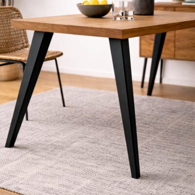 Tischbein schräg, Tischbein schräg nach außen, Tischbein Metall schräg, Tischbein schwarz pulverbeschichtet, Design Tischbein, Tischbein Industrial schräg, Tischbein Loft schräg, Tischbein modern, Metall Tischbein schräg, Tischbein für Massivholz, Tischbein für Esstisch, Tischbein für Nussbaum, Tischbein für Eiche, Möbelbein schräg, Möbelfuß Metall, Tischbein konisch, Tischbein Design, Tischbein DIY, Tischbein hochwertig