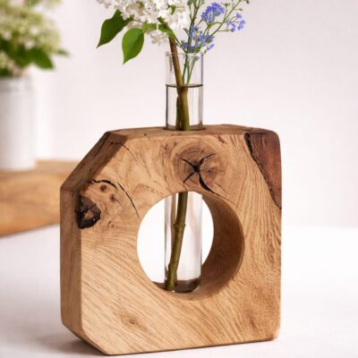holzvase rustikal, vase aus eichenholz, dekovase aus holz, holzdeko natur, wohnaccessoires aus eiche, vase mit reagenzglas, blumenvase aus holz, minimalistische holzdeko, handgemachte holzvase, deko aus altholz, vase aus restholz, upcycling deko holz, naturdeko wohnraum, holzblock deko, eichenholz wohnaccessoires, rustikale wohndeko, nachhaltige deko aus holz, holzvase handarbeit, vase für trockenblumen, vase für zweige, skandinavische holzdeko, vase im natural look, deko für sideboard holz, geschenkidee aus holz, naturholz deko, holzdesign wohnraum, unikat deko holz, eichenholz interieur, rustikale vase modern, holzdeko handmade