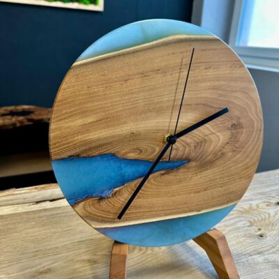 Wanduhr Holz, Wanduhr Akazie, Wanduhr Epoxidharz, Holzuhr modern, Design Wanduhr Holz, Wanduhr blau, Epoxidharz Uhr blau, Uhr aus Holz, Wanduhr rund Holz, Wanduhr 30 cm, Wanduhr lautlos, Wanduhr ohne Ticken, moderne Wanduhr, rustikale Wanduhr, Wanduhr Wohnzimmer, Wanduhr Büro, Wanduhr Schlafzimmer, Holz Wanduhr modern, Wanduhr Unikat, handgefertigte Wanduhr, Wanduhr Manufaktur, Wanduhr Deutschland, nachhaltige Wanduhr, Akazienholz Uhr, Wanduhr mit Harz