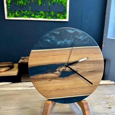 Wanduhr Akazie, Wanduhr Holz, Wanduhr Epoxidharz, Wanduhr türkis, Epoxidharz Uhr türkis, Holzuhr modern, Design Wanduhr Holz, Wanduhr rund 30 cm, Wanduhr lautlos, Wanduhr ohne Ticken, Wanduhr Wohnzimmer, Wanduhr Büro, Wanduhr Schlafzimmer, Holz Wanduhr modern, Akazienholz Uhr, Wanduhr mit Harz, Epoxidharz Uhr metallic, Design Uhr Holz, Wanduhr Unikat, handgefertigte Wanduhr, Wanduhr Manufaktur, Wanduhr Deutschland, nachhaltige Wanduhr, Wanduhr modern Holz, Designer Wanduhr, Premium Wanduhr, hochwertige Wanduhr, Wanduhr Geschenk, Holzuhr rund, Wanduhr Naturholz, Wanduhr modern türkis, Wanduhr leise, Wanduhr ohne Geräusch, Wanduhr handmade, Uhr aus Akazie, Wand Uhr Holz, moderne Holzuhr, Wanduhr Wohnzimmer modern, Wanduhr Industrial, Loft Wanduhr, Wanduhr exklusiv, Epoxidharz Uhr Holz, Wanduhr Design Akazie, Wanduhr türkis metallic, Phil Wood Design Uhr, Design Holzuhr, Wanduhr Dekoration