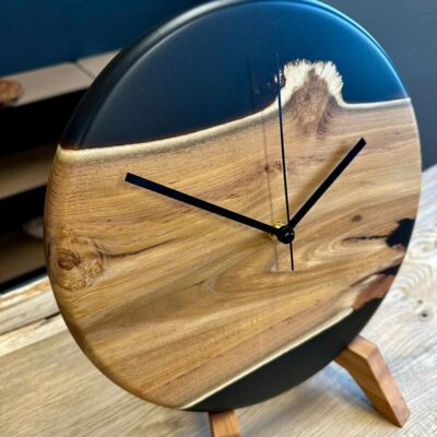 Wanduhr Holz, Wanduhr Akazie, Wanduhr Epoxidharz, Holzuhr modern, Design Wanduhr Holz, Wanduhr schwarz Holz, Epoxidharz Uhr, Uhr aus Holz, Wanduhr rund Holz, Wanduhr 30 cm, Wanduhr lautlos, Wanduhr ohne Ticken, moderne Wanduhr, rustikale Wanduhr, Wanduhr Wohnzimmer, Wanduhr Büro, Wanduhr Schlafzimmer, Holz Wanduhr modern, Wanduhr Unikat, handgefertigte Wanduhr, Wanduhr Manufaktur, Wanduhr Deutschland, nachhaltige Wanduhr, Akazienholz Uhr, Wanduhr mit Harz, Uhr Epoxidharz schwarz, Design Uhr Holz, minimalistische Wanduhr, Wanduhr Industrial, Loft Wanduhr, Premium Wanduhr