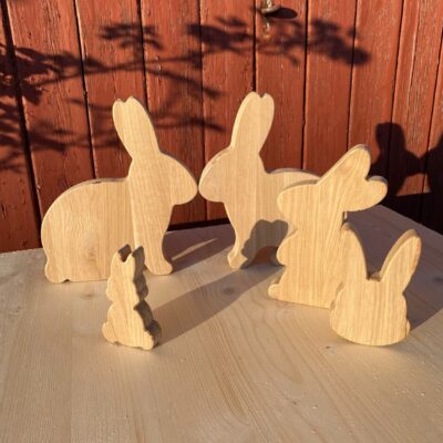 osterhase holz, osterdeko eiche, holzhase deko, fensterbank deko ostern, osterhase massivholz, eiche osterdeko, wooden bunny decor, easter bunny wood, frühlingsdeko holz, deko hase eiche, ostertisch deko, rustic easter decor, bunny shelf decor