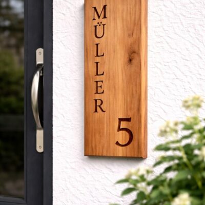 eingangsschild, türschild holz, eingangsschild eiche, hausschild eiche, türschild massivholz, personalisiertes eingangsschild, hausschild mit hausnummer, türschild mit name, eiche türschild, holzschild eingang, eingangsschild modern, hochkant türschild, haustürschild eiche, hausnummer schild holz, personalisiertes hausschild, türschild hochformat, namensschild holz haus, eichenholz eingangsschild, haus schild massivholz