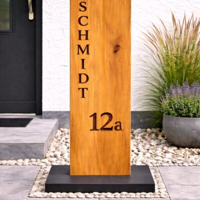 hausschild, freistehendes hausschild, hausnummer stele, eiche hausschild, holz hausschild, hausnummer schild holz, hausnummer stele eiche, personalisiertes hausschild, eiche massivholz schild, hausnummer stehend, modernes hausschild, hausnummer pfosten holz, eingangsschild freistehend, hausnummer säule holz, hausnummer stele modern, schild vorgarten hausnummer, eichenholz hausschild, hausnummer anthrazit sockel, standschild hausnummer