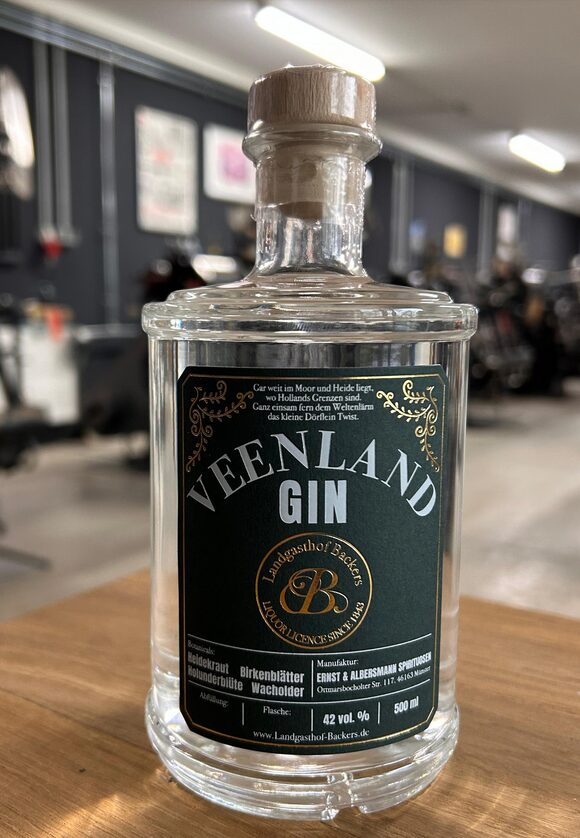 veenland gin, gin emsland, regionaler gin deutschland, gin twist emsland, premium gin deutschland, gin mit botanicals, gin heidekraut, gin holunderblüte, gin birkenblätter, gin regional kaufen, gin geschenk idee, gin für gin tonic, gin handwerklich hergestellt, gin deutsch handgemacht, gin emsland kaufen, gin aus niedersachsen, gin gasthof backers, gin aus twist, gin regional hochwertig, gin klassisch, gin modern, gin cocktail basis, gin tonic perfekt, gin für cocktails, gin für bar zuhause, gin premium, gin hochwertig, gin natur botanicals, gin mit kräutern, gin mit blüten, gin regional nachhaltig, gin für geschenk, gin für männer, gin für frauen, gin handwerk deutschland, gin small batch, gin craft, craft gin deutschland, deutscher gin regional, gin aus restaurant, gin aus eigener produktion, gin traditionell, gin aromatisch, gin frisch, gin elegant, gin einzigartig, gin emsland spezialität, gin pub serie, gin holz deko bar
