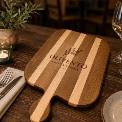 Flammkuchen Brett, Servierbrett Eiche, Flammkuchenbrett Holz, Brett mit Gravur, Servierbrett Gastronomie, Pizza Brett Holz, Holzbrett Restaurant, Eiche Servierbrett, graviertes Holzbrett, Brett mit Logo, Gastronomie Brett, rustikales Servierbrett, Flammkuchen Servierbrett, Schneidebrett Eiche, Pizza Servierbrett, Restaurant Ausstattung Holz, Holzbrett mit Griff, Servierplatte Holz, Brett geräucherte Eiche