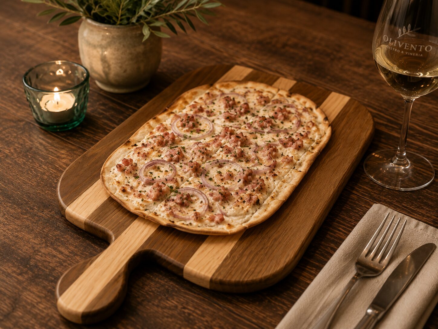 Flammkuchen Brett, Servierbrett Eiche, Flammkuchenbrett Holz, Brett mit Gravur, Servierbrett Gastronomie, Pizza Brett Holz, Holzbrett Restaurant, Eiche Servierbrett, graviertes Holzbrett, Brett mit Logo, Gastronomie Brett, rustikales Servierbrett, Flammkuchen Servierbrett, Schneidebrett Eiche, Pizza Servierbrett, Restaurant Ausstattung Holz, Holzbrett mit Griff, Servierplatte Holz, Brett geräucherte Eiche