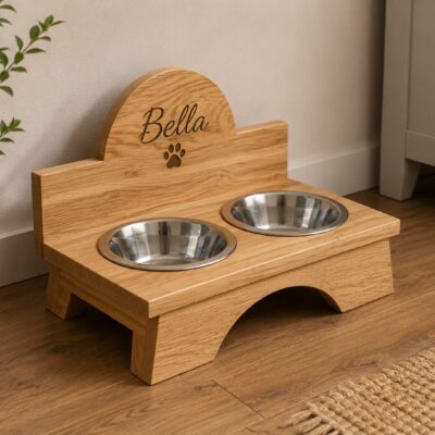 Doppel Napfständer Eiche, Hundebar Eiche, Napfständer Hund Holz, Futternapfständer Eiche, Hunde Napfstation Holz, Hundebar personalisiert, Napfständer mit Gravur, Hundebar Landhausstil, Futternapfhalter Hund, Hundenapfständer Holz, Eiche Massivholz Hundebar, Hundebar mit Namen, personalisierte Hundebar, Napfständer aus Holz, Futternapfstation Hund, Hundenapfhalter Eiche, Hundezubehör Holz, Hunde Futterstation, Hundebar massivholz, Napfständer zwei Näpfe, Hundebar graviert, Eiche Hundemöbel, Napfhalter Hund Holz, Hundebar mit Rückwand, Hundenapf Möbel, hochwertige Hundebar, Futternapfständer personalisiert, Landhausstil Hundebar, Hundestation Holz, Hundebar handgemacht, Hundezubehör personalisiert, Napfständer massivholz, Futterbar Hund, Wassernapfhalter Hund, Hundenapfständer graviert, Hundebar Geschenk, Geschenk Hundebesitzer, Hundebar mit Namen Holz, rustikale Hundebar, Futternapfhalter Eiche, Hundebar Niedersachsen, Tiermöbel Holz, Hundemöbel Eiche, Napfständer Hund groß, Hunde Zubehör Eiche, Napfstation mit Gravur, Futternapf Möbel Hund, Hundebar Unikat, Eichenholz Hundebar, Premium Hundebar