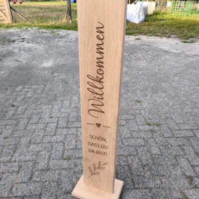 Willkommensstele Eiche, Holzstele personalisiert, Willkommensschild Holz, Holzstele mit Gravur, Willkommensstele personalisiert, Eingangsschild Holz, Namensschild Holz, Begrüßungsschild Eiche, Holzstele Eingangsbereich, Holzschild Haustür, Personalisierte Holzstele, Willkommensschild Eiche, Holzdeko Eingang, Stele aus Eiche, Willkommen Stele Holz, Gartendeko Holz personalisiert, Holzstele Garten, Gravur Holzstele, Familienname Holzschild, Eingangsschild personalisiert, Geschenk Einzug Haus, Geschenk Hochzeit Holz, Hochzeitsgeschenk personalisiert, Namensschild Haus, Türschild Holz, Deko Stele Eiche, Moderne Holzstele, Landhaus Deko Holz, Personalisierte Gartendeko, Holzdeko draußen, Familienstele Holz, Eichenholz Stele, Begrüßungstafel Holz, Holzschild mit Namen, Geschenk Hauseinweihung, Hausnummer Stele Holz, Willkommen Zuhause Schild, Holzsäule mit Gravur, Willkommenssäule Holz, Eingangsdeko Eiche, Graviertes Holzschild, Dekostehe Eiche, Geschenk Richtfest, Holzgeschenk personalisiert, Geschenk Eigenheim, Moderne Eingangsdeko, Holzstele mit Wunschtext, Eiche Massivholz Deko, Handmade Holzdeko, Cravt Store Holzstele